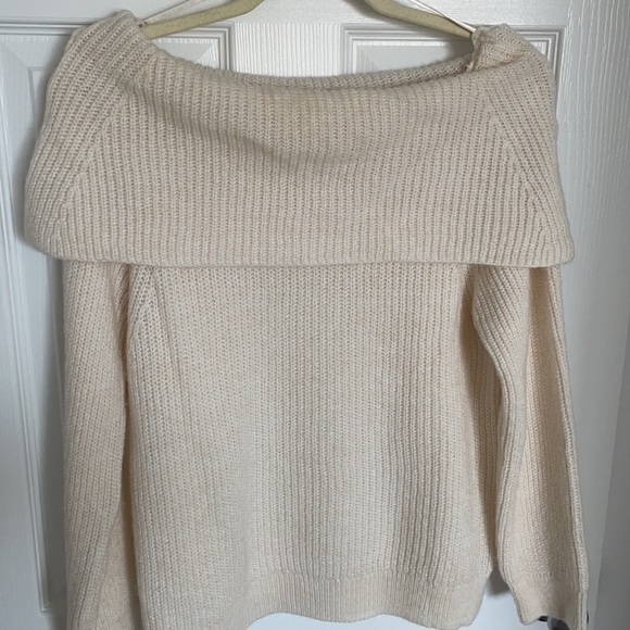 Off the shoulder sweater - Picture 3 of 3